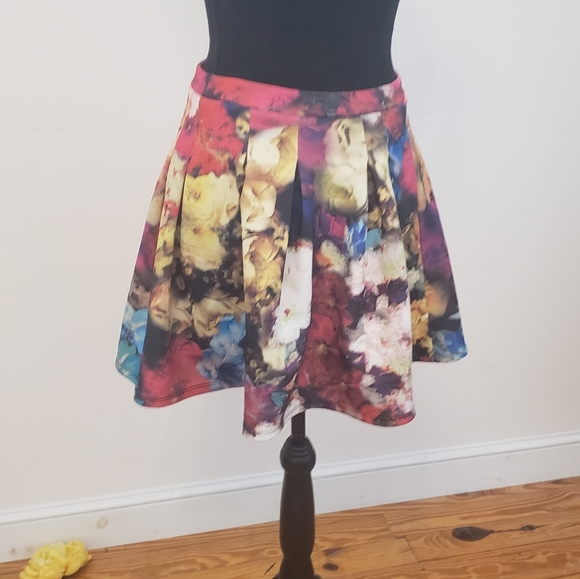 EUC Romeo & Juliet Couture Pleated Floral Skirt size Small - Picture 2 of 5